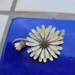 Vintage Lisner Cream Daisy Flower Brooch